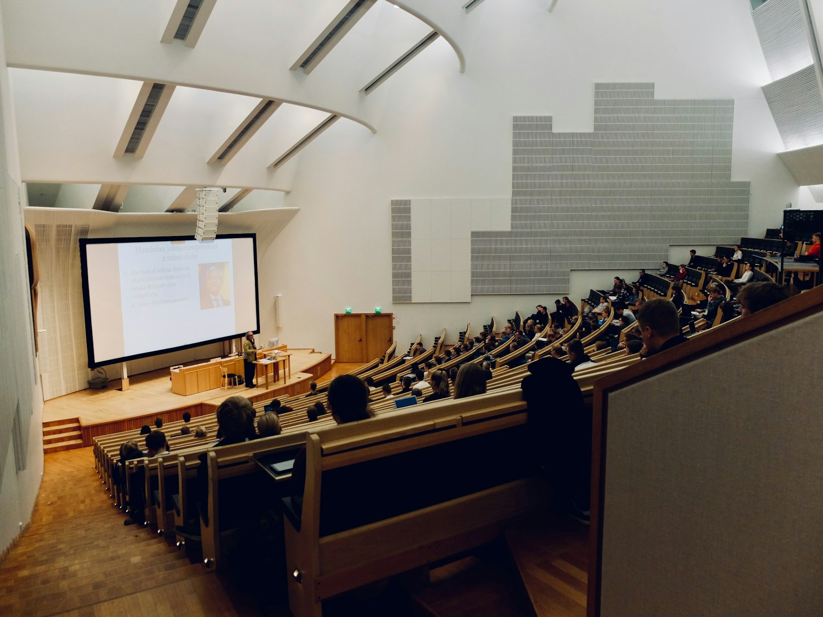Auditorio universitario durante una clase