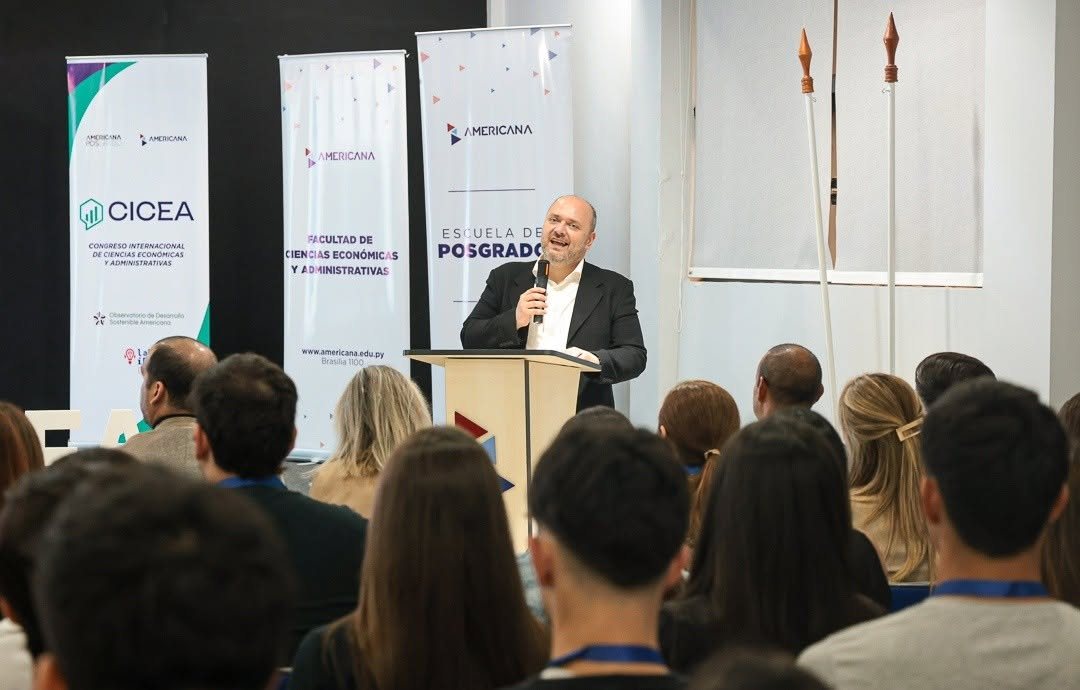 Giancarlo Prisco en el atril durante la apertura del CICEA, frente al público