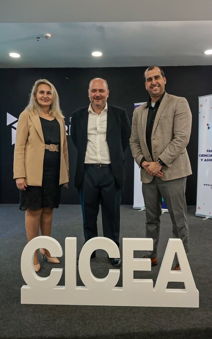 Giancarlo Prisco junto a organizadores del congreso, detrás de las letras CICEA