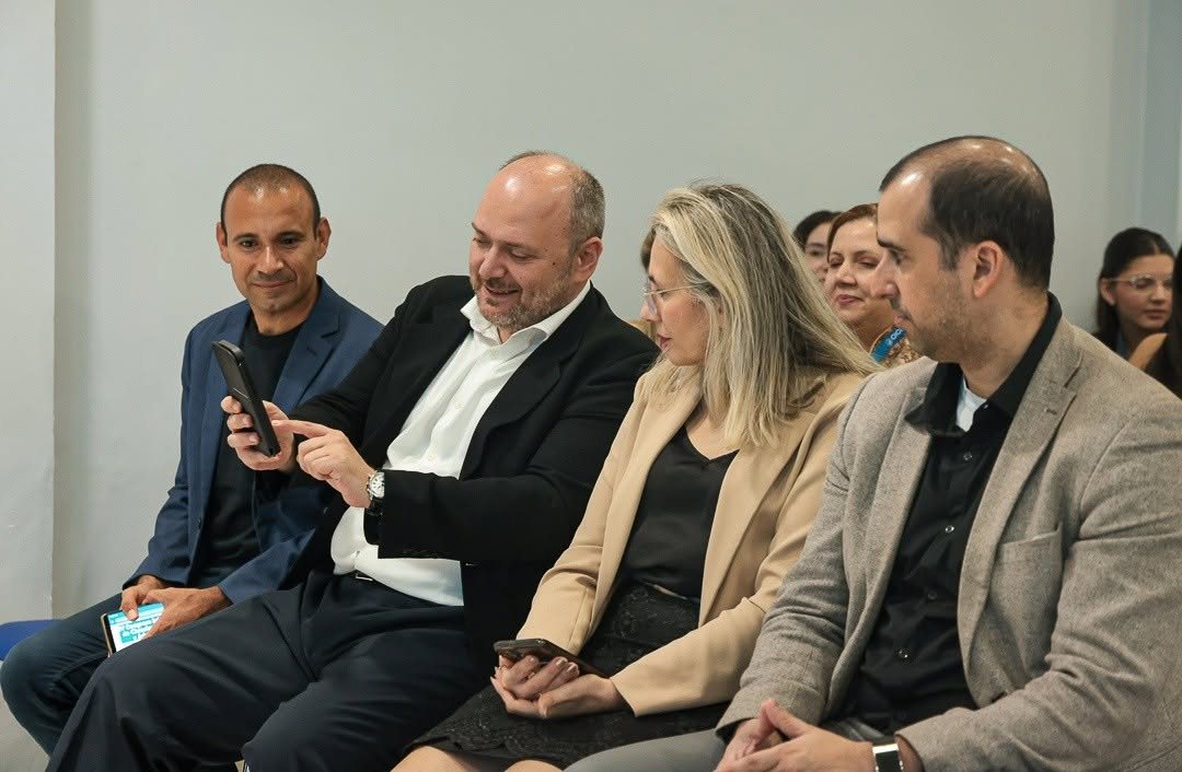 Giancarlo Prisco en la primera fila del congreso junto a otros invitados