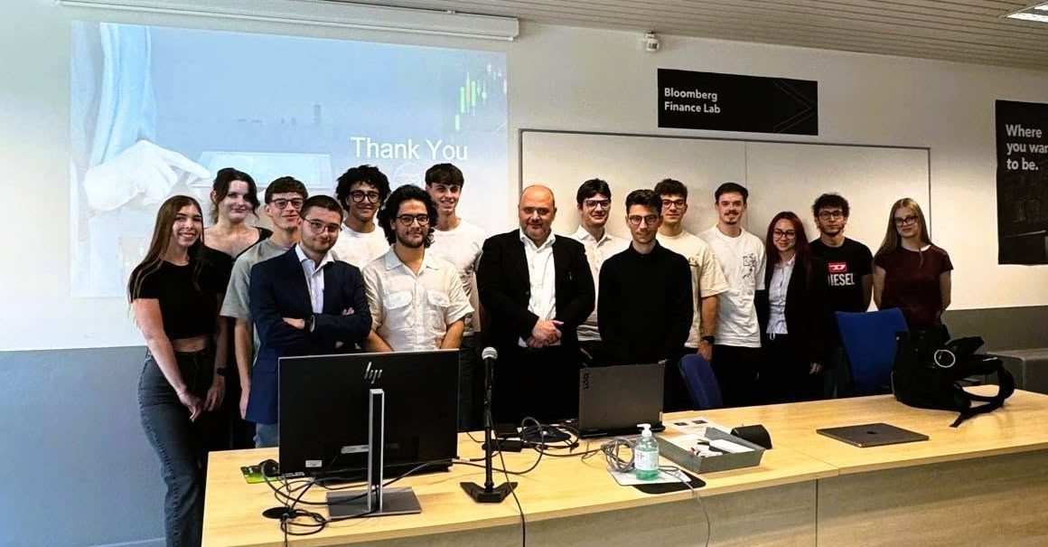Giancarlo Prisco con un grupo de estudiantes en un aula de formación