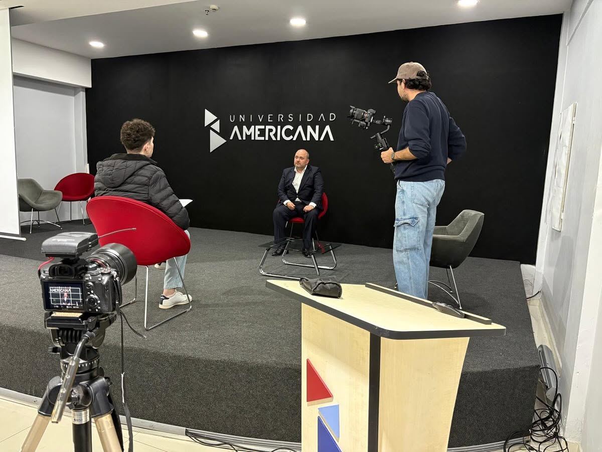 Giancarlo Prisco durante una producción educativa en la Universidad Americana