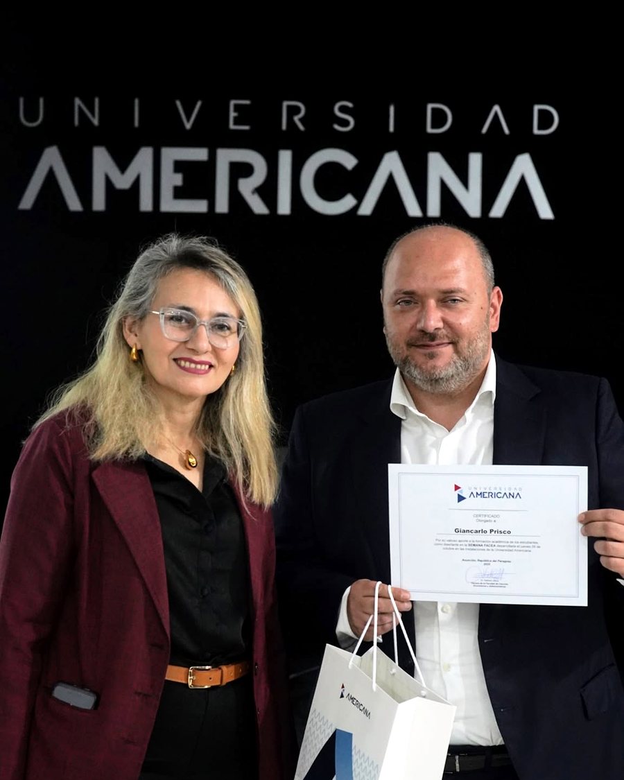 Giancarlo Prisco recibe un certificado de la Universidad Americana