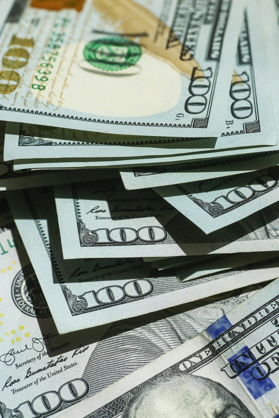 Billetes de cien dólares apilados