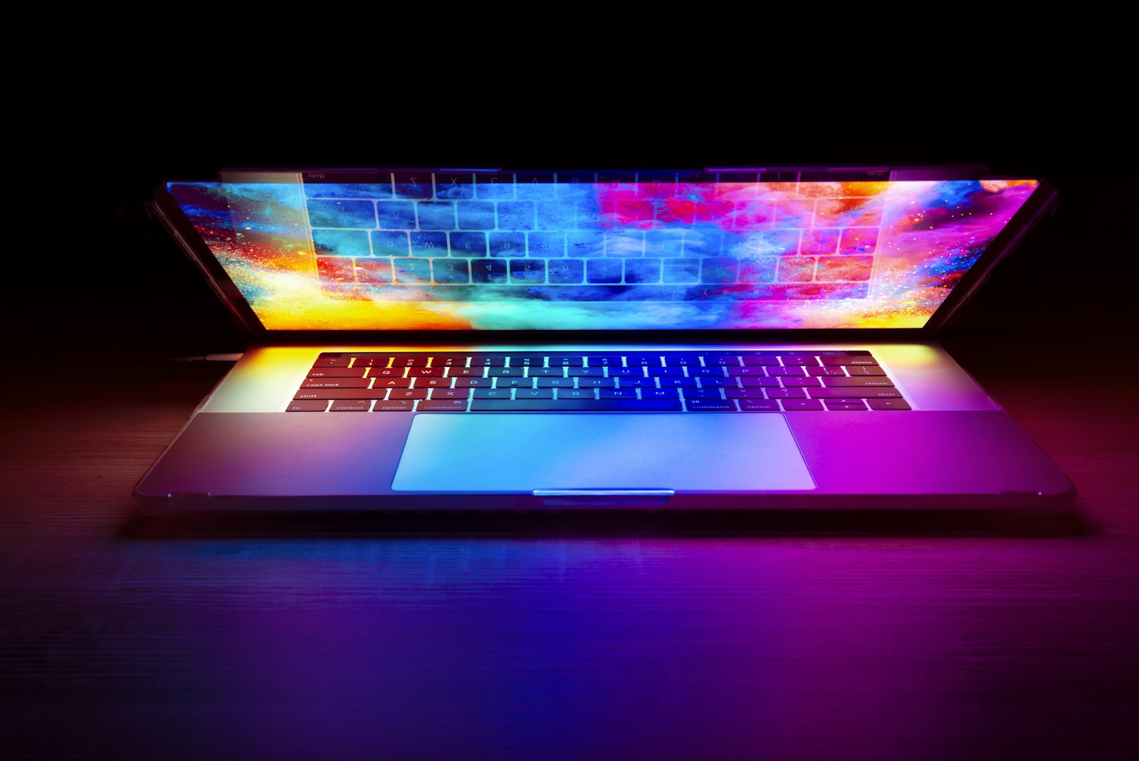 Computadora portátil abierta con una pantalla de colores brillantes