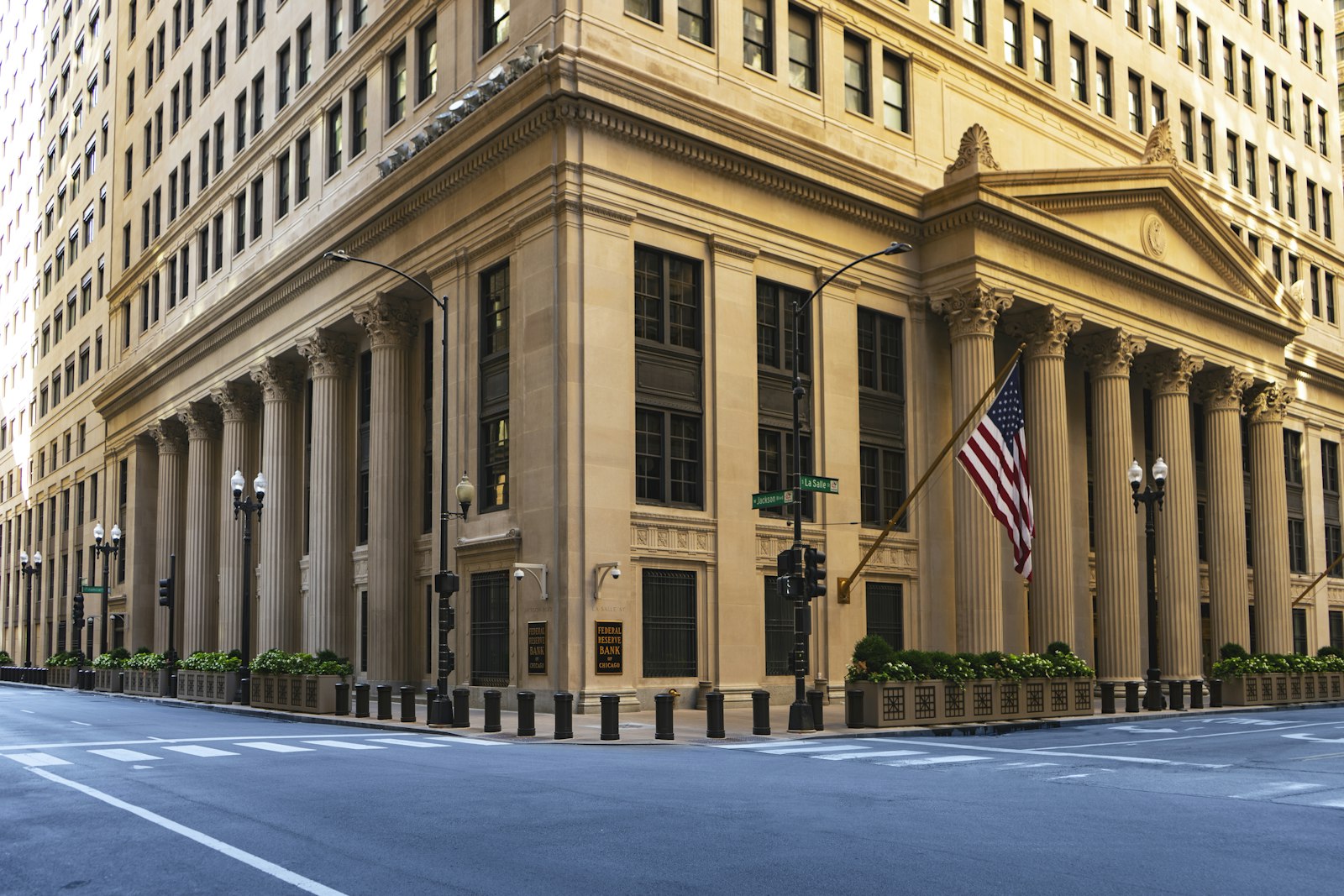 Fachada de un edificio financiero con columnas en una esquina de ciudad