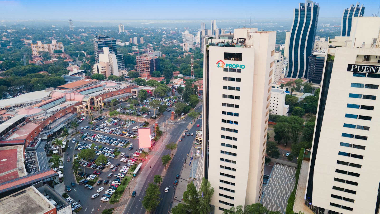 Vista aérea de Asunción con edificios altos y avenidas